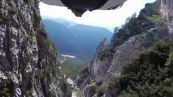 In volo sulle Dolomiti con la tuta alare. Le immagini spettacolari