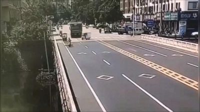 Incidente da non credere: l'Ape manda il camion nel fiume