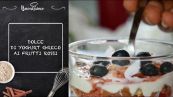 Dolce di yogurt greco ai frutti rossi