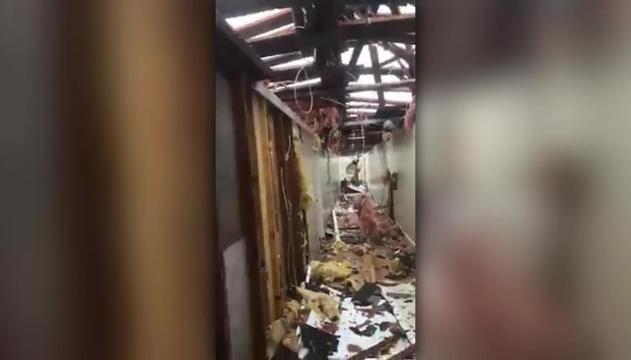 Nella casa devastata dall'uragano si sente il pianto di un bambino