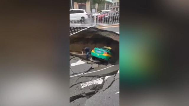 Cede la strada e inghiotte l'auto. Paura tra gli automobilisti
