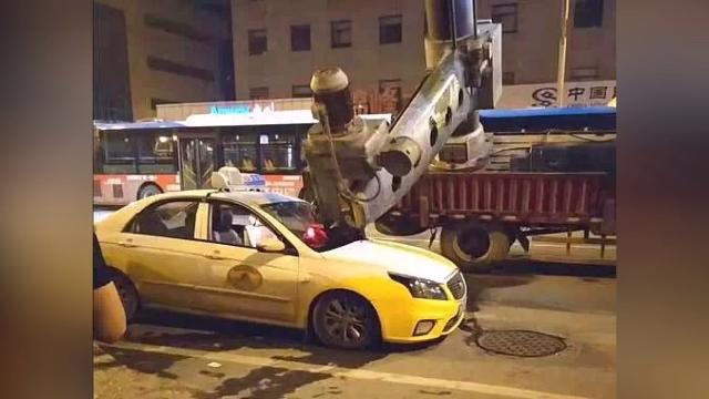 Trivella di 3 tonnellate si abbatte su un taxi