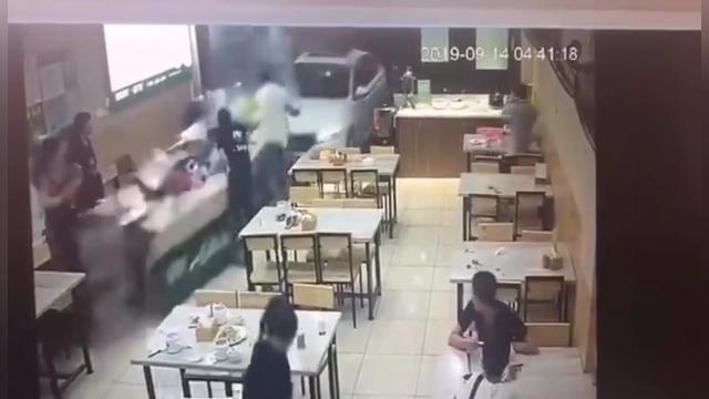 Autista ubriaco sfonda la vetrina e si schianta nel bar