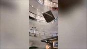 Terrore al centro commerciale: crolla il tetto