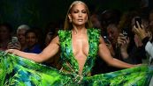 Jennifer Lopez sfila per Versace a 50 anni e toglie il fiato
