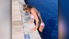 Un numero spettacolare per uscire dalla piscina