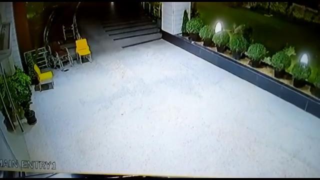 La sedia a rotelle spinta da una mano "invisibile"