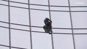L'uomo ragno francese scala un grattacielo a Francoforte