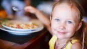 Come tagliare gli alimenti ai figli evitando il rischio di soffocamento