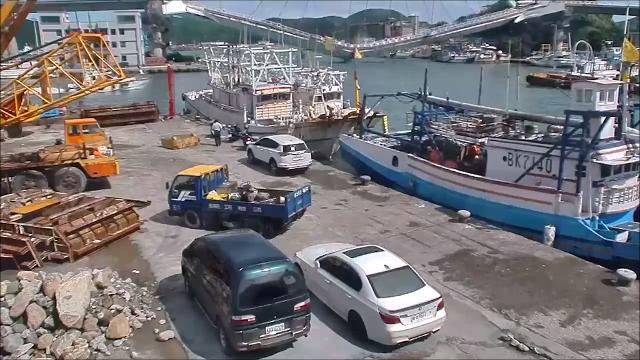 Ponte crolla improvvisamente: panico nel porto
