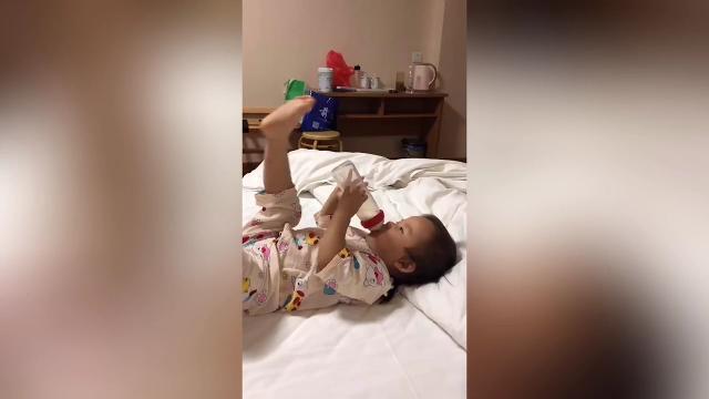 Kung-Fu baby: la bimba ha trovato una soluzione geniale per il biberon
