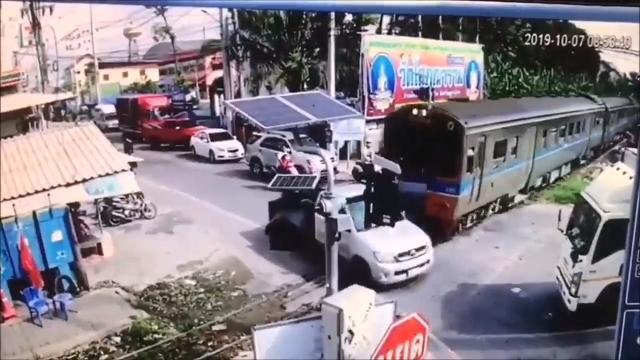 Il camioncino non si ferma al semaforo: travolto dal treno