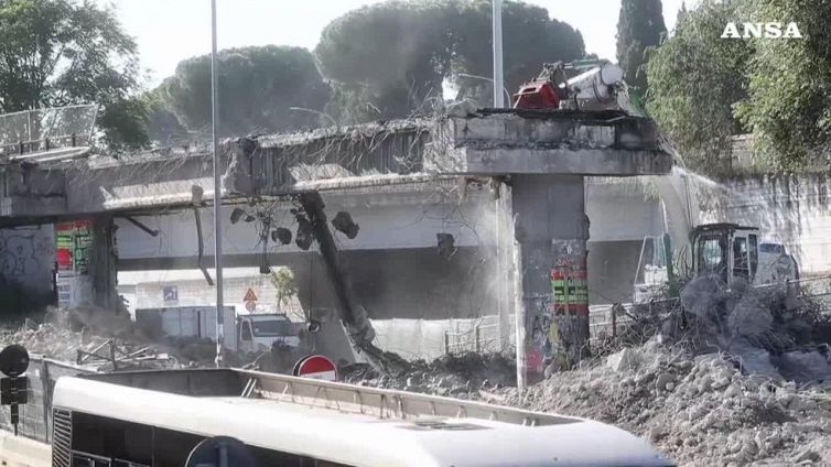 Roma, iniziati i lavori di abbattimento della Tangenziale Est