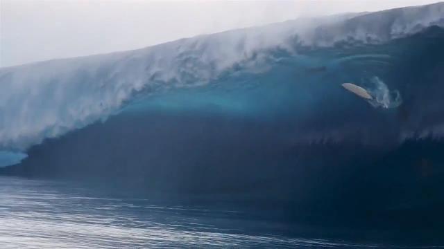 La mega onda sorprende i surfisti
