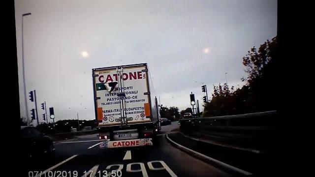 Migrante cerca di fuggire sfondando il portellone del camion