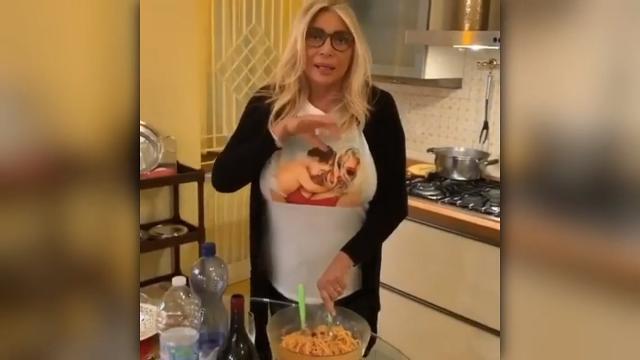 Mara Venier prepara la cena per il marito..e per un ospite speciale