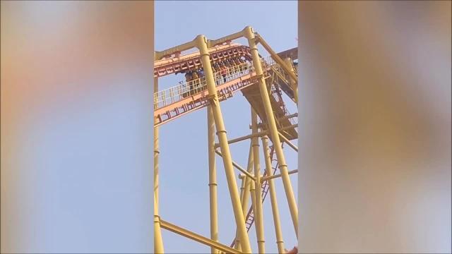 Panico al luna park: bloccati a testa in giù sulle montagne russe