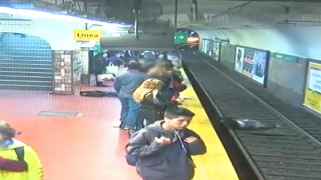 Donna spinta sui binari della metro, si salva in extremis