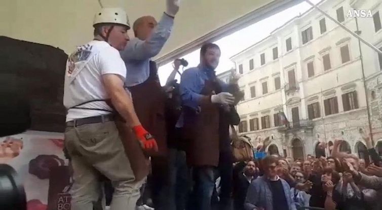 Salvini lancia pezzi di cioccolato ai suoi fan entusiasti