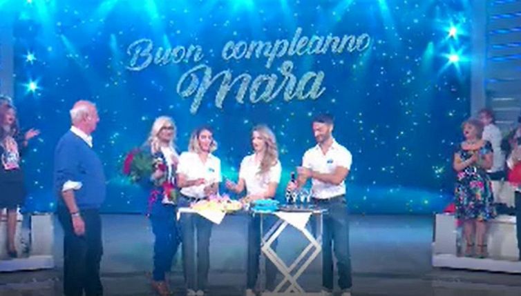 Emozione a Domenica In: il compleanno di Mara Venier a sorpresa in diretta su Rai1, la torta e la sorpresa del marito