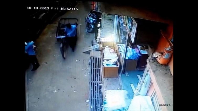 Bambino cade dal secondo piano: come si salva è incredibile