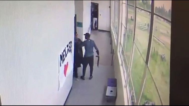 Professore eroe toglie fucile a studente ed evita strage
