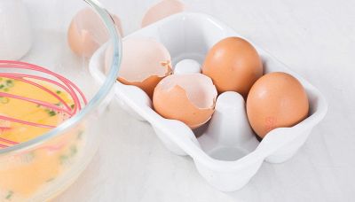 Ecco perché non dovresti rimettere le uova rotte nel cartone