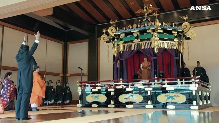 Naruhito sale sul trono del Giappone al grido "banzai"