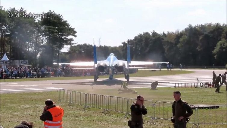 L'aereo decolla: spettatori spazzati via