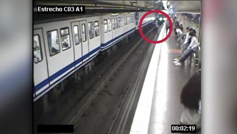 Guarda il cellulare e finisce sui binari della metropolina
