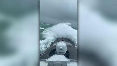Nave travolta dalle onde ma l'equipaggio se la ride