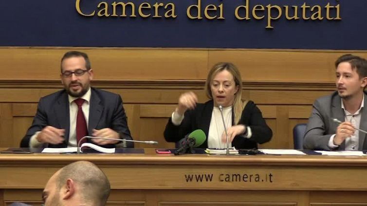 Scintille tra Meloni e il giornalista di Report: "Calmi tutti"
