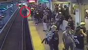 Cade sui binari della metro mentre arriva treno: salvato per miracolo