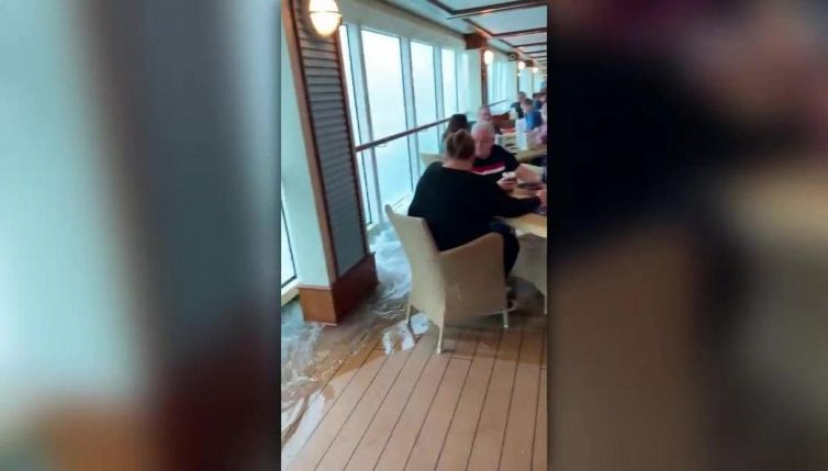 Sala della nave allagata: continuano a mangiare imperterriti