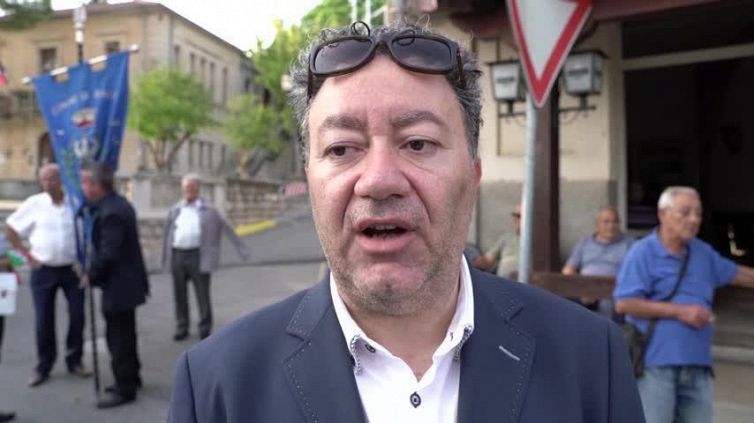 Il sindaco Antonio Trifoli rimuove a Riace il cartello "paese dell'accoglienza"