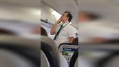 Lo steward dell'aereo è un comico: la dimostrazione di sicurezza è tutta da ridere