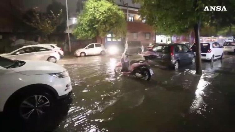 Maltempo, nubifragio a Roma: strade allagate e traffico in tilt