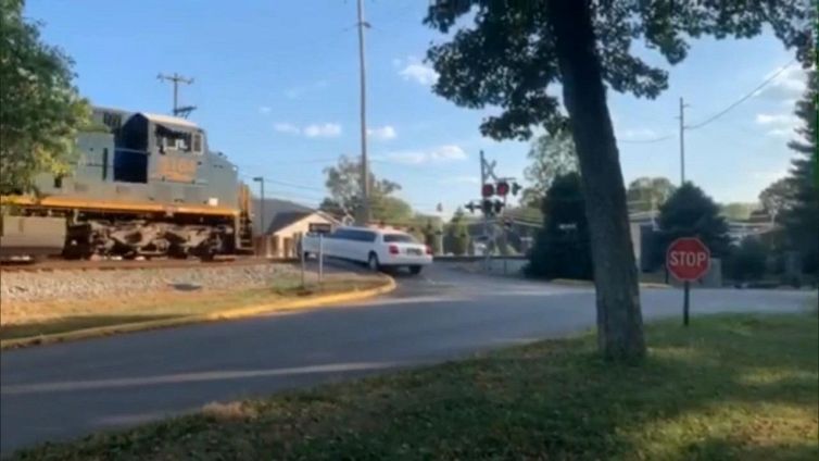 L'auto è troppo lunga: investita dal treno