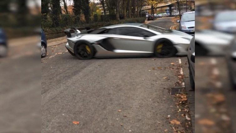 Ecco come la Lamborghini semina la polizia