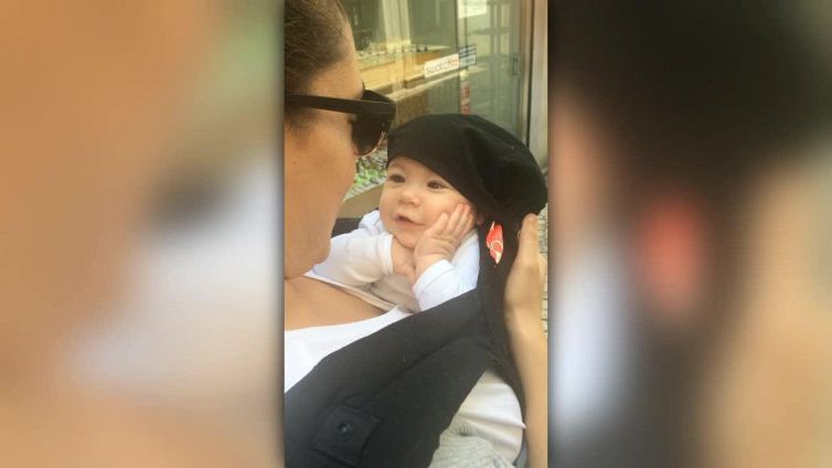 La mamma canta e la bimba è completamente rapita