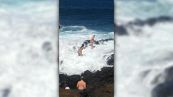 Alla ricerca del selfie perfetto. Travolte dall'onda