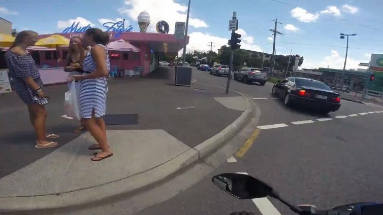 Si distrae per guardare le ragazze. Punito dalla strada