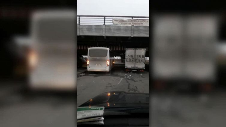 Prima il camion, poi l'autobus. Che geni