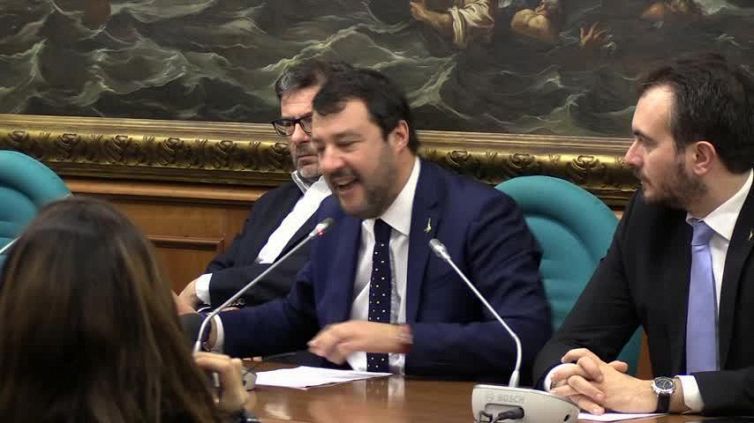Mes, Salvini: "Ho i messaggi in cui scrissi 'non firmiamo un c...'"