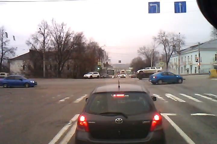 L'auto si ribalta e torna in strada