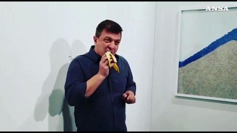 Cattelan, la banana da 120mila dollari sparisce in un boccone