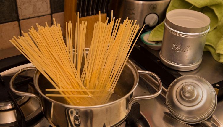 Quando salare l'acqua della pasta? Il trucco dello chef