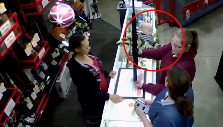Usa, bimbo cade da bancone di un negozio: salvato al volo