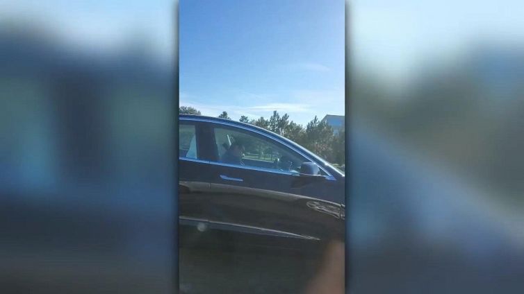 Si addormenta mentre guida e fa un sorpasso, automobilisti increduli
