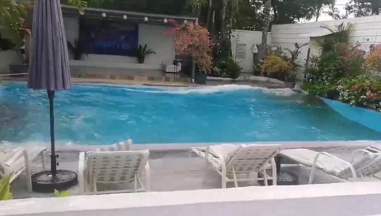 Arriva il terremoto: le impressionanti onde in piscina